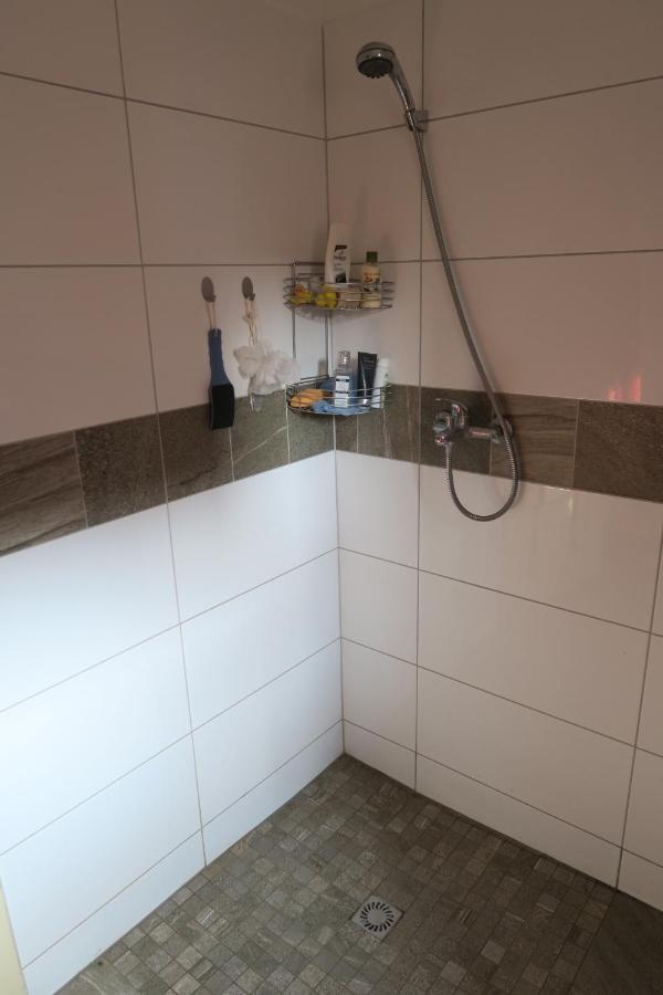 En Homestay With Private Top Floor, 3 Bedrooms, Bathroom, Kitchenette, Host Stays Downstairs With A Cat And 2 Small Dogs --- Cs Soukrome Horni Patro, 3 Loznice, Koupelna, Varic, Balkon - Prizemi Sdilene S Hostitelem, Kockou A 2 Malymi Psy Zlín Exterior foto